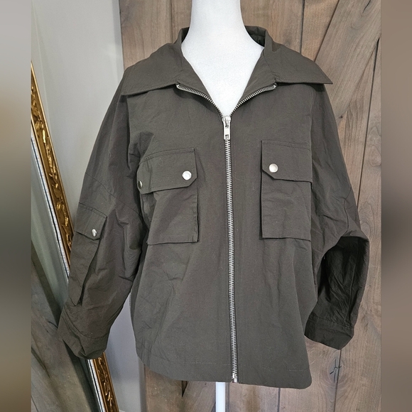 BY.DYLN Zach Utility Nylon Jacket in Coal/olive green. Size Small - Picture 15 of 16